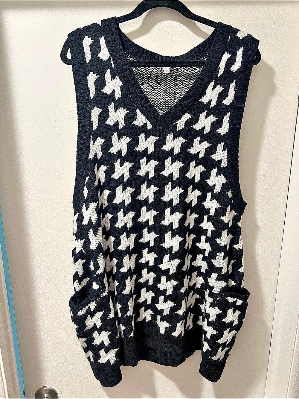 Women's Houndstooth V-Neck Sweater dress Vest in Black & White